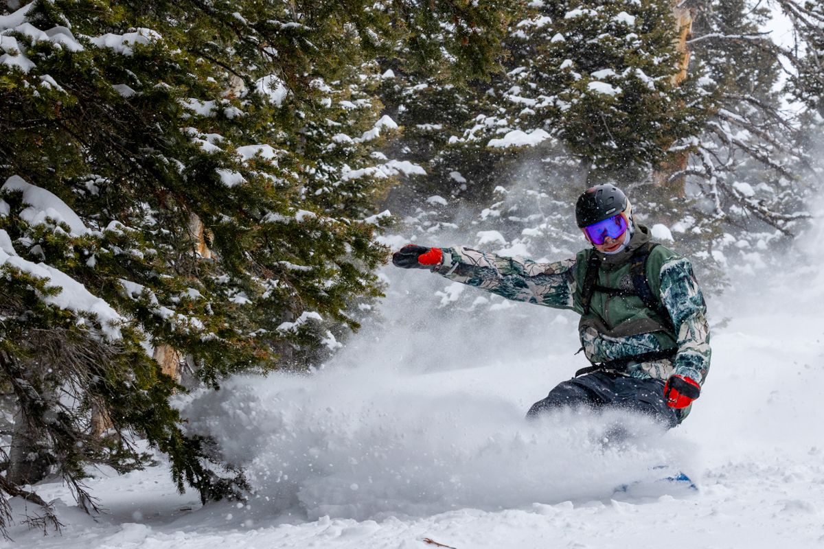 Snowboarder making a high speed powder slash testing Union Atlas bindings.