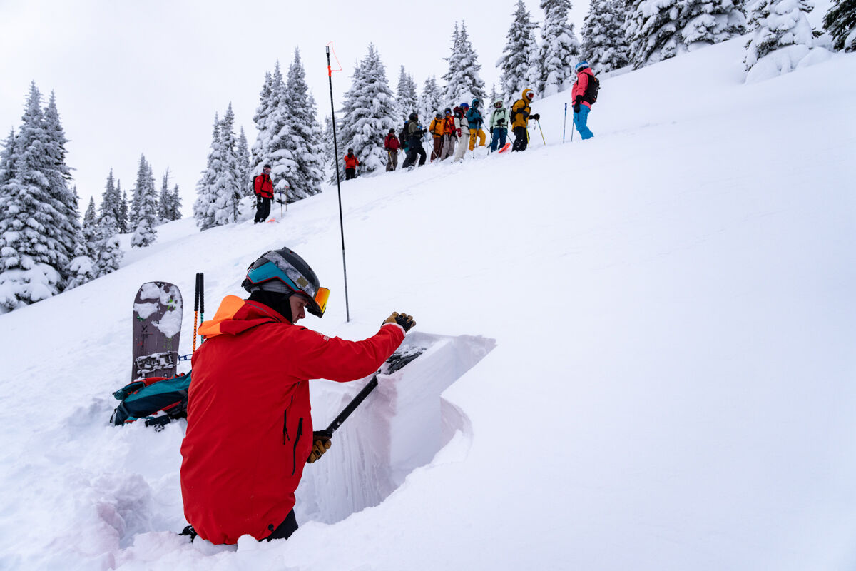 Guide Checking Snowpack