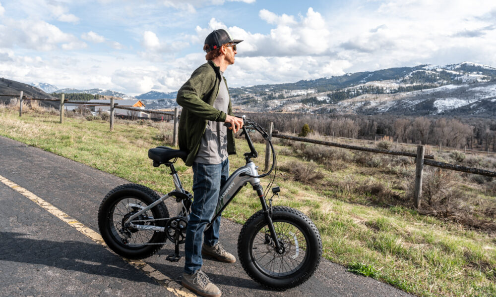 Puckipuppy Corgi E-Bike Review Man Standing on Step Through E-Bike