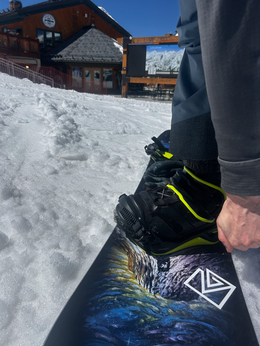 Testing the Jones Snowboards Mercury Phase Binding