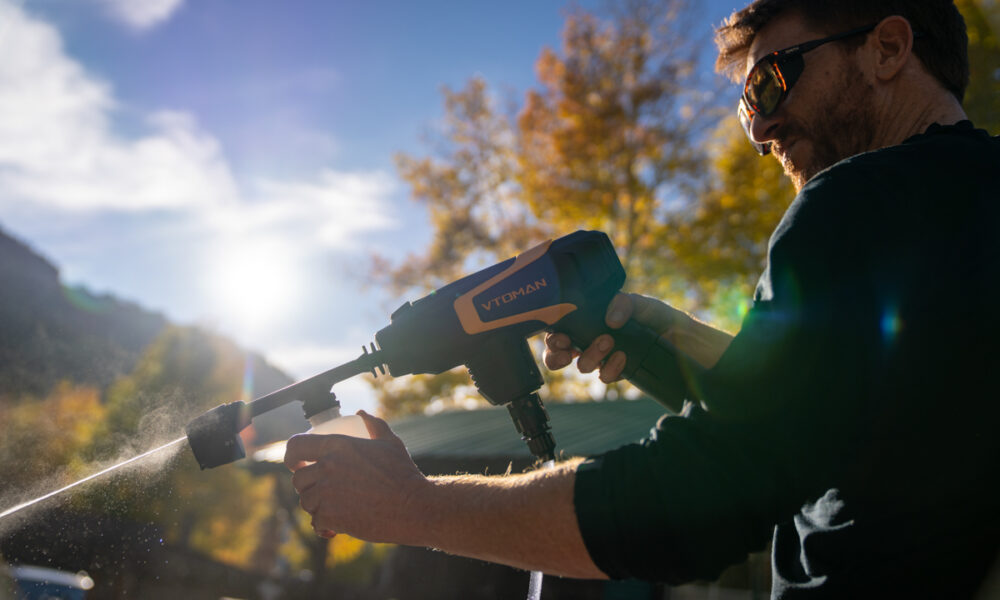 Mountain Weekly News CEO Mike Hardaker Testing the VTOMAN Power Washer | Photo Griffin Kirwin Mountain Weekly News