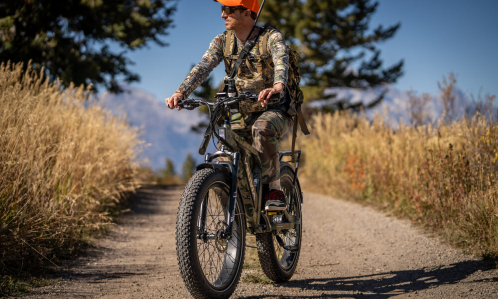 VTUVIA SN100 Hunting Bike with Rider and Hunting Hat