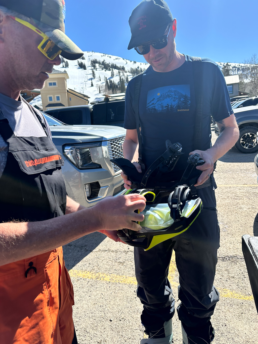 Snowboarders Looking at New Technnology
