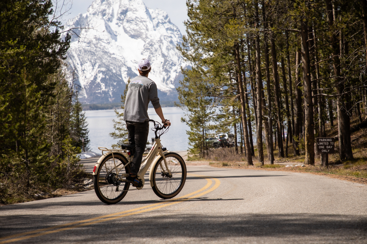 Mike Hardaker rides the Retrospec Beaumont Rev+ on gravel roads near Jackson Lake. XYZ | Photo Rich Goodwin Mountain Weekly News