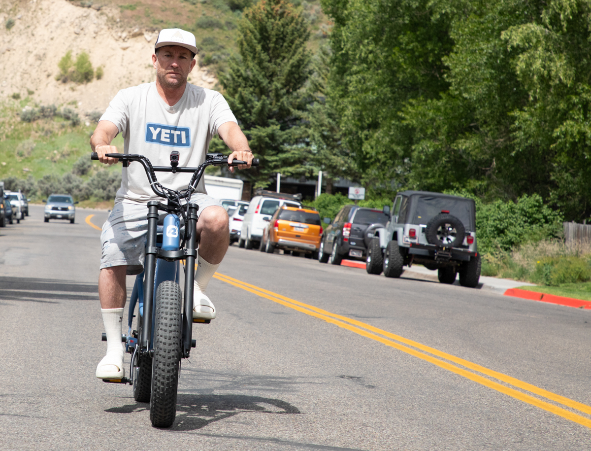 Rich Goodwin riding an e-bike with AKEEYO AKY-730PRO mounted on handlebars