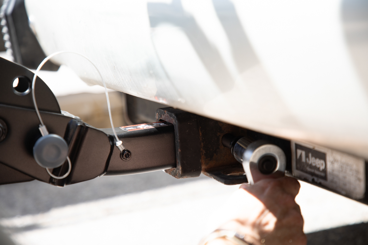 Yakima OnRamp LX hitch receiver connection mounted to the Grizzly Woody 1988 Jeep Grand Wagoneer