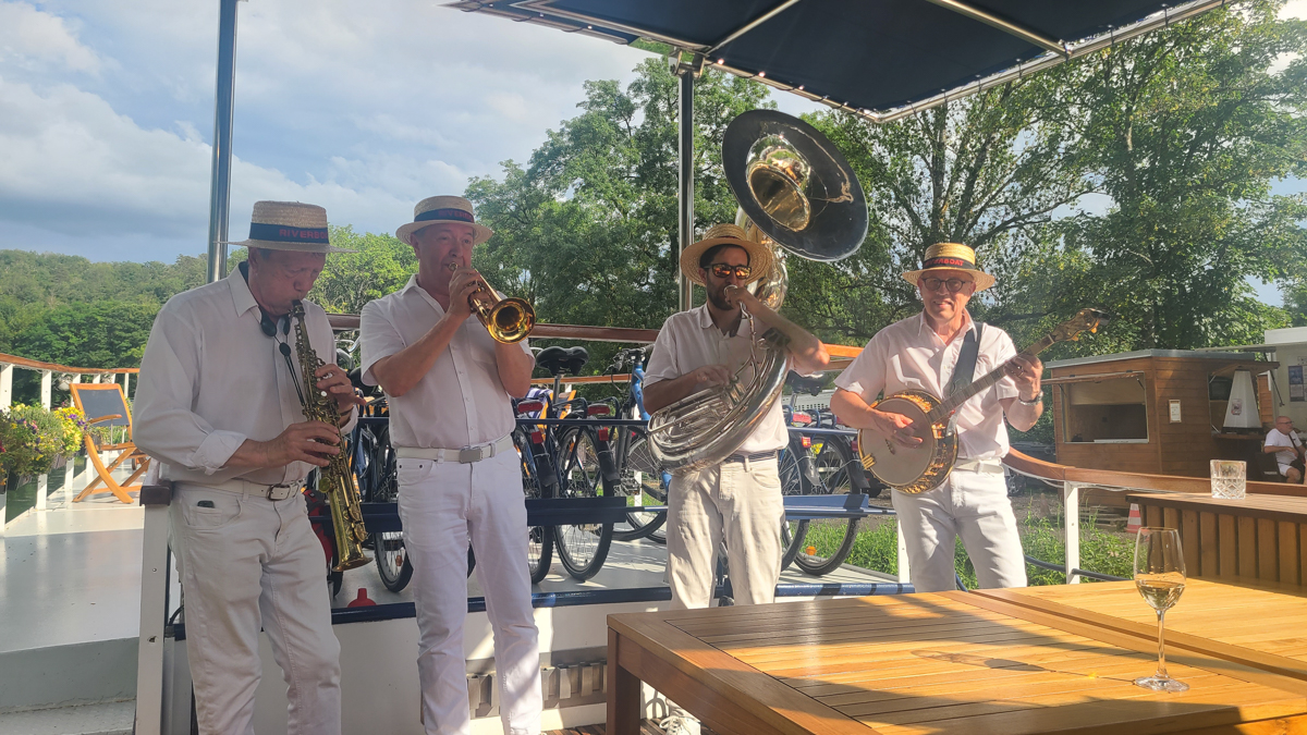 Entertainment on the L’Impressionniste